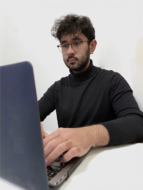 Homme travaillant devant son ordinateur